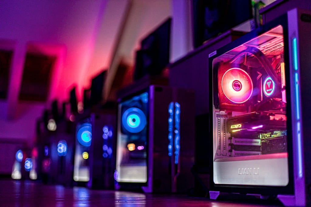 Czy obozy gamingowe League of Legends są odpowiednie dla dziecka? 2 komputery do grania na obozie w league of legends