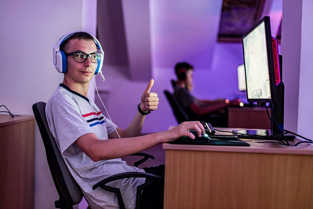 Dlaczego obozy gamingowe w 2025 roku to świetna propozycja? 1 uczestnik obozu dwa oblicza sportu, obóz gamingowy dla dzieci