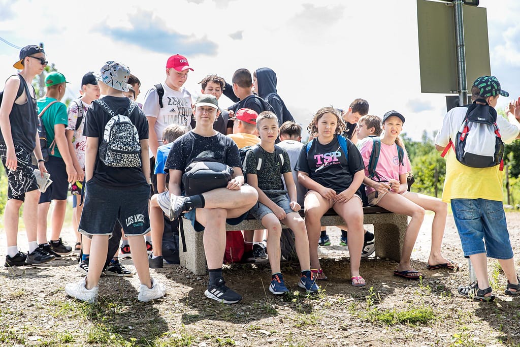 Twoje dziecko uwielbia gry? Ten obóz esportowy jest inny niż wszystkie! 2 dzieci na obozie esportowym dwa oblicza sportu