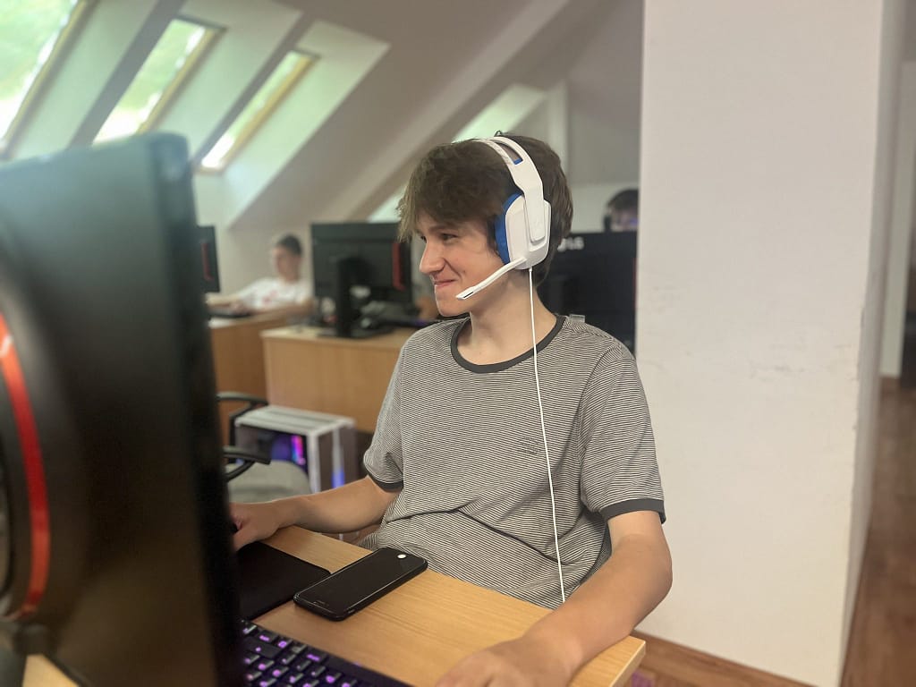 Obóz Fortnite. Dlaczego dzieci kochają nasze kolonie 1 dziecko na obozie grające w fortnite