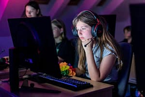 Strona główna 3 dzieci grajace w fortnite na obozie