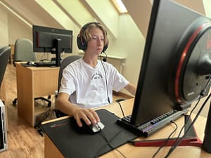 Zdjęcia 19 obóz gamingowy, dziecko grające w fortnite